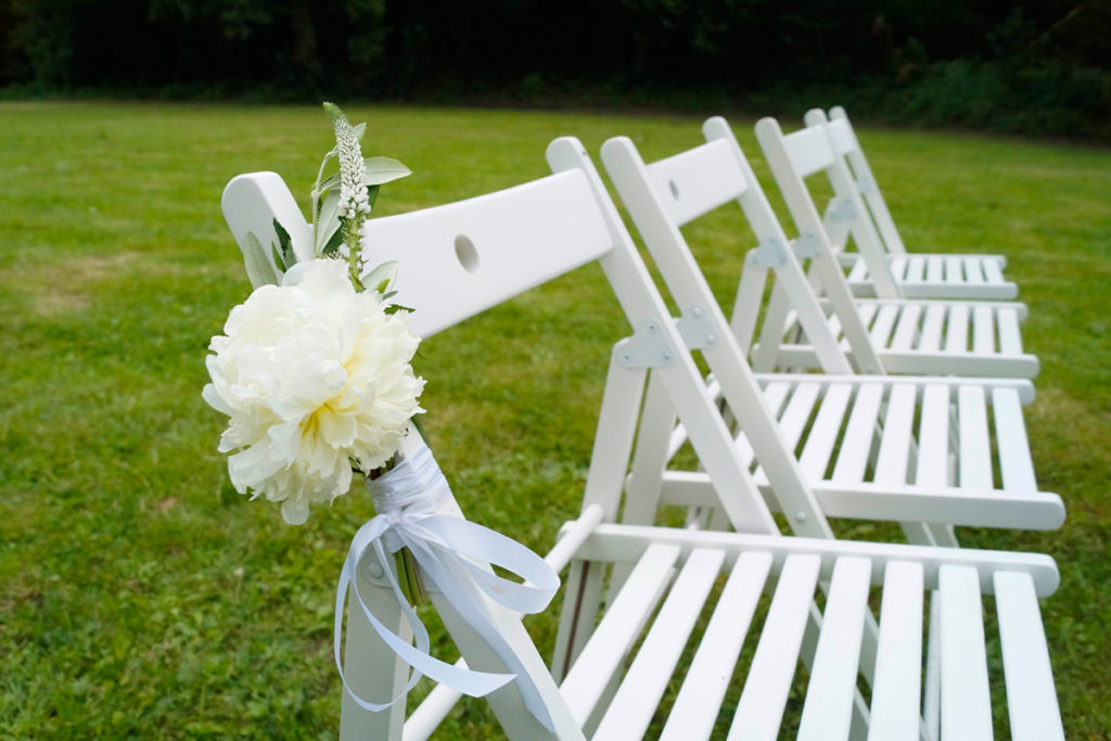 dekoracja krzeseł na ślub plenerowy