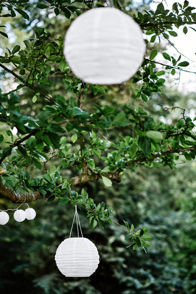 białe wiszące lampiony jako dekoracja ogrodu