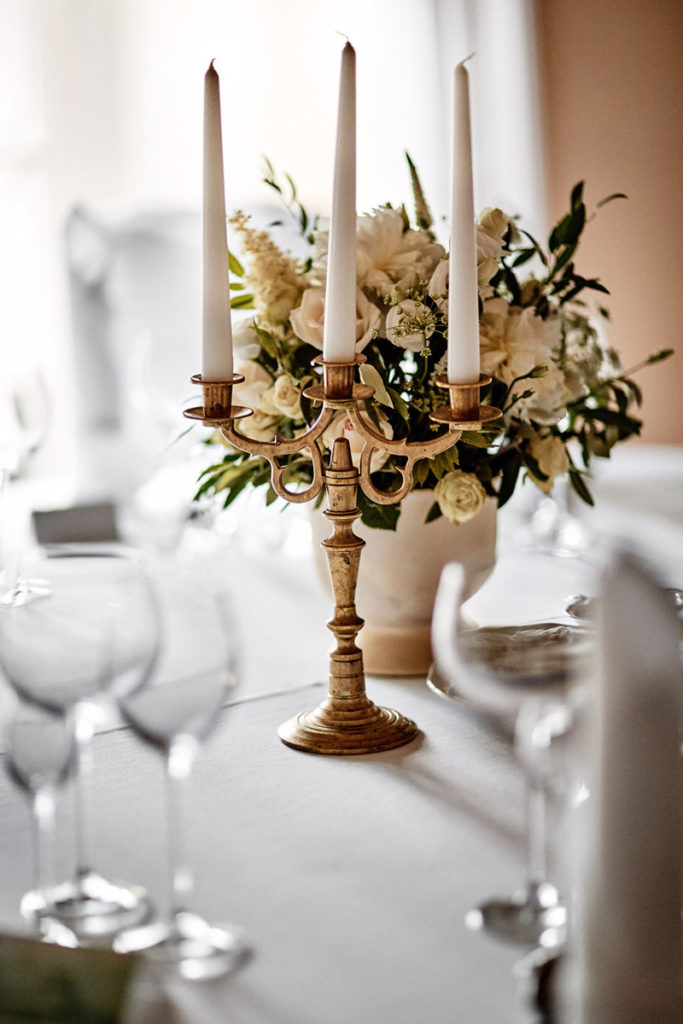 ogrodowe kompozycje kwiatowe w złotych wazach jako dekoracja sali