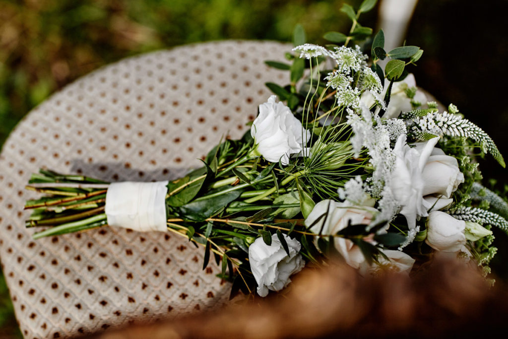ogrodowy bukiet ślubny z koprem