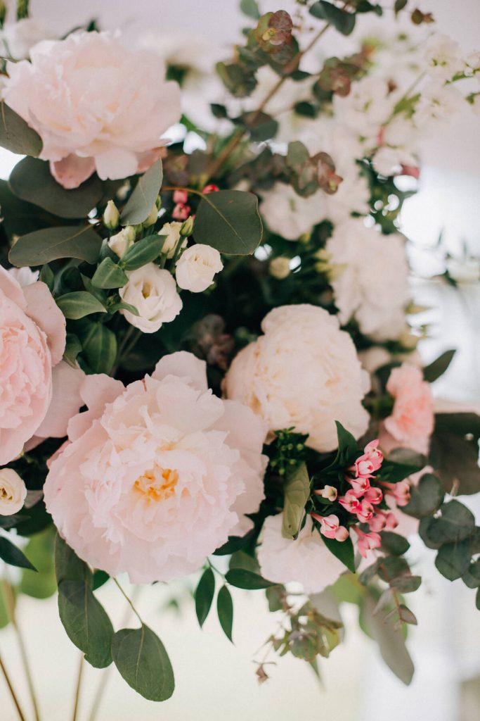 jasnoróżowe romantyczne kwiaty w bukiecie na stoły weselne