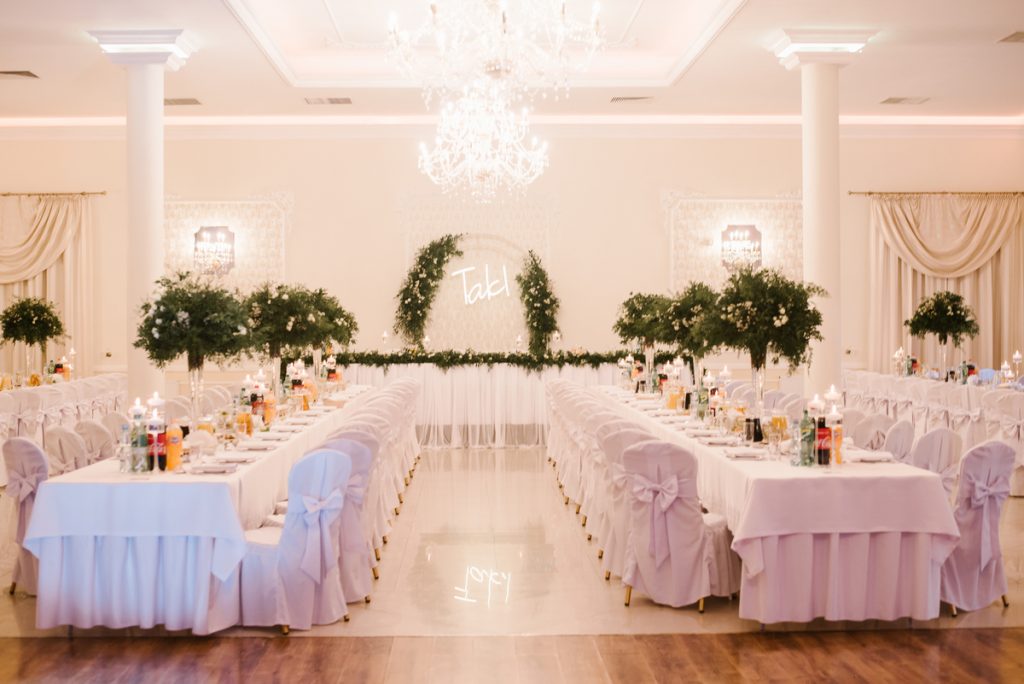 dekoracja sali weselnej w stylu greenery z użyciem białych kwiatów