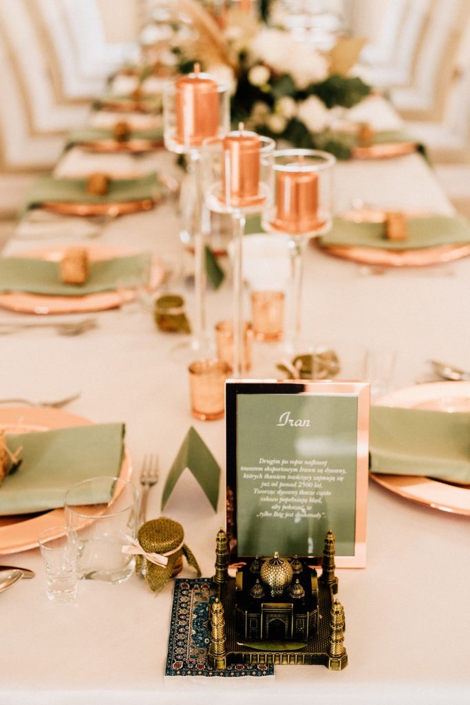 ramka z nazwą stołu gości na przyjęcie weselne