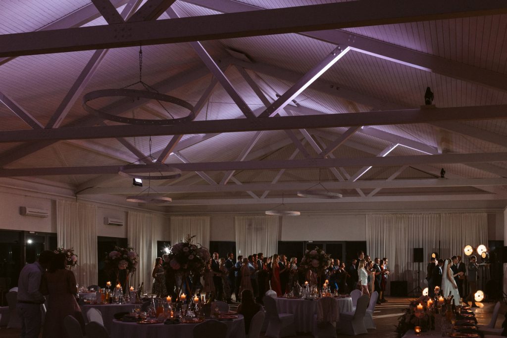 zapalone świece na stołach gości na przyjęciu weselnym tworzące ciepły klimat