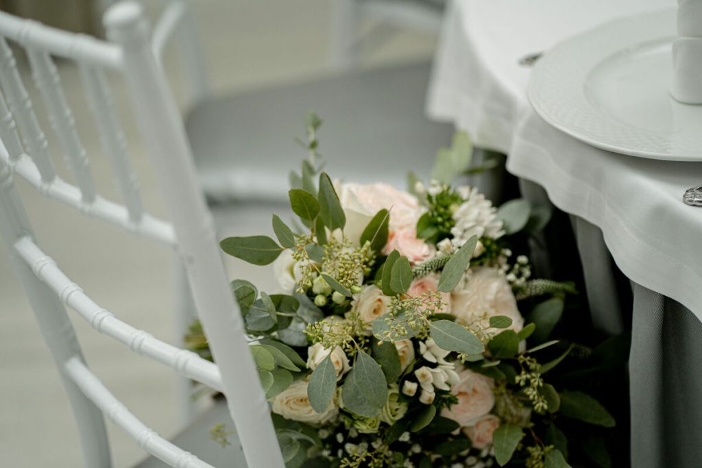 wiązanka ślubna z subtelnych pastelowych kwiatów w stylu ogrodowym