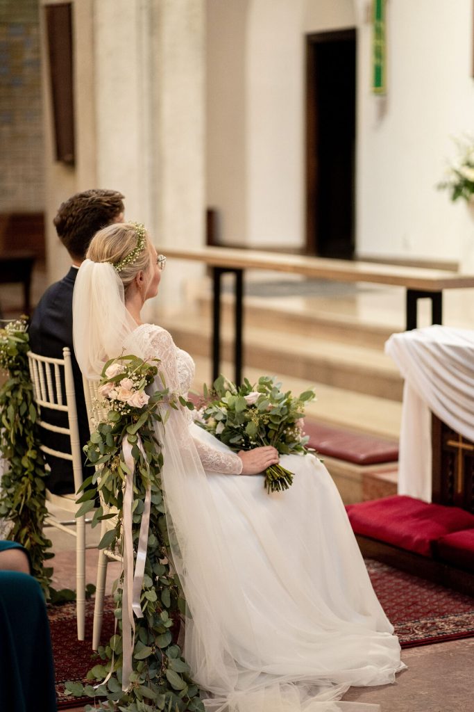 para młoda i oprawa kwiatowa ślubu w kościele