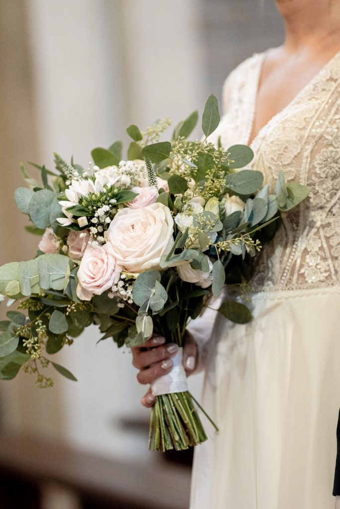 bukiet ślubny z ogrodowych pudrowych kwiatów przewiązany wstążką