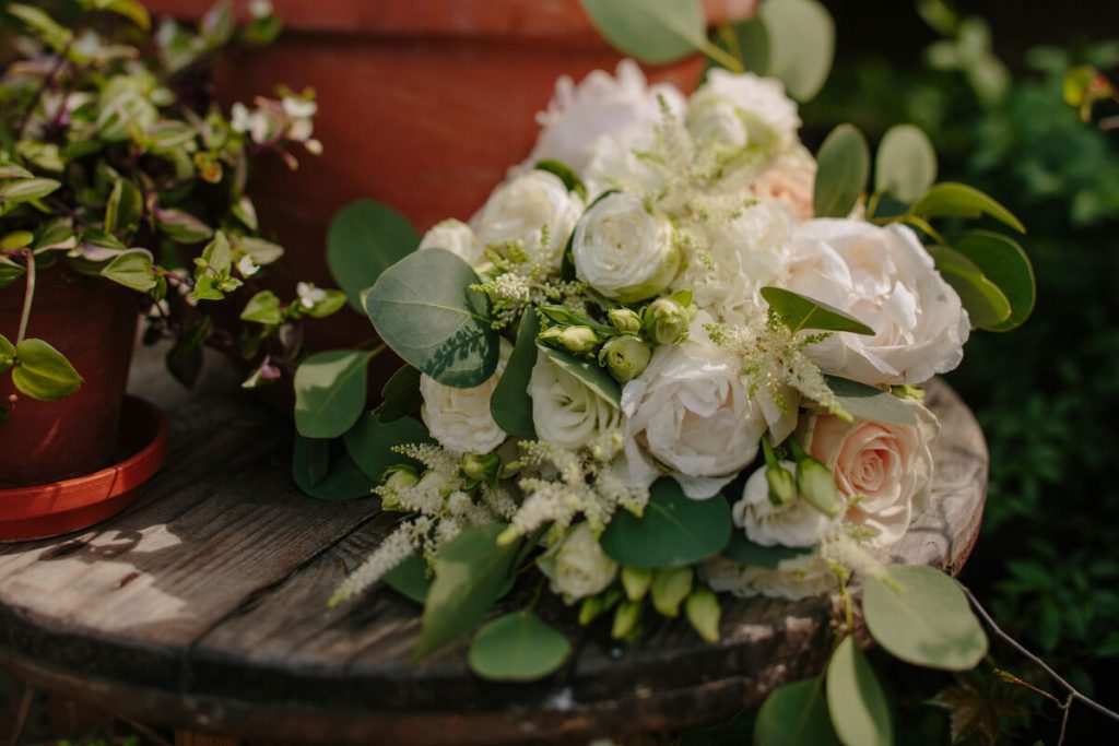 bukiet ślubny z pastelowych kwiatów i eukaliptusa
