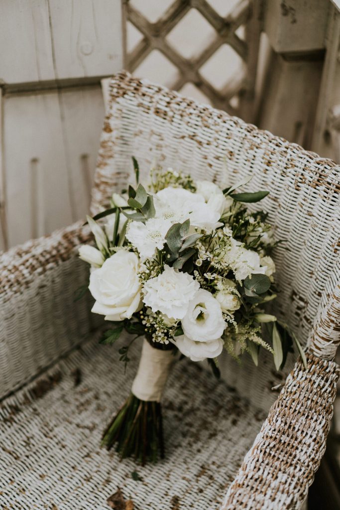 wiązanka ślubna z białych róż eustomy waxu tawułki i szare zieleni