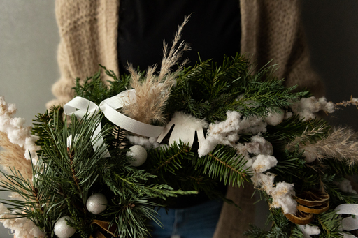 drewniane ozdoby i śnieżne elementy na wieńcu świątecznym