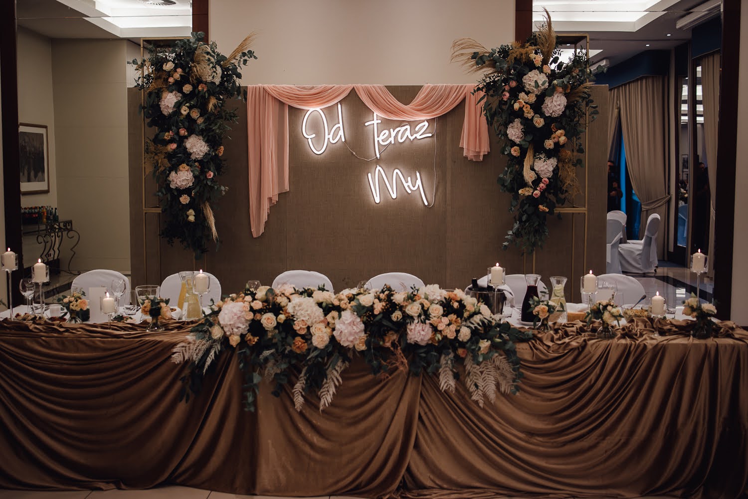 dekoracja stołu prezydialnego w stylu glamour z elementami suszonych roślin i płóciennego tła