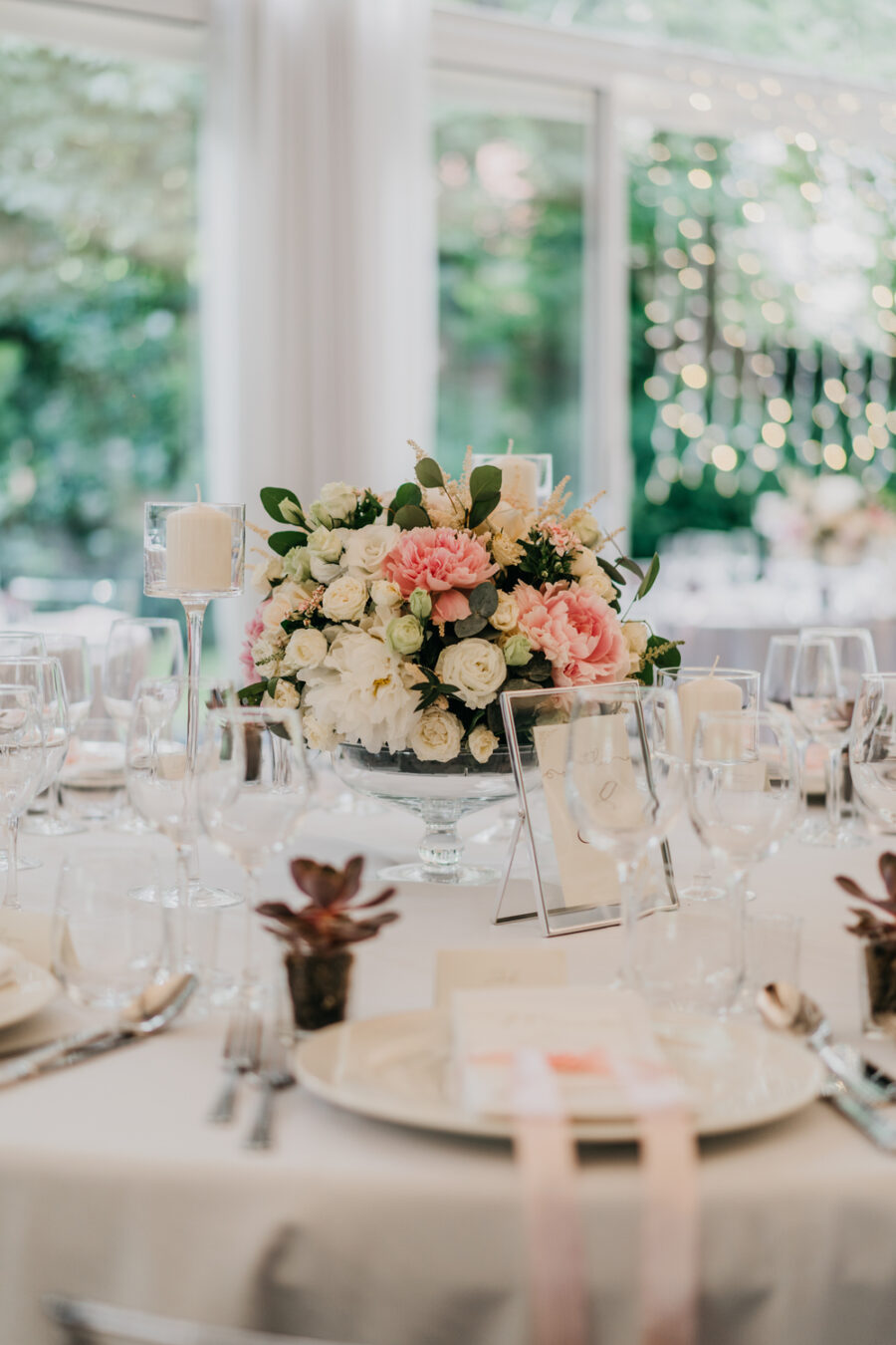 Dekoracje i aranżacje ślubne Patera szklana z dekoracyjną kulką wys. 13,5 cm