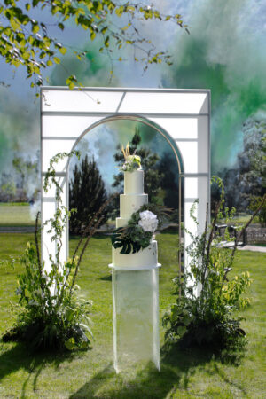 Dekoracje i aranżacje ślubne Konstrukcja ŁUK złoty, metalowy z białym plexi wys. 2,77 m