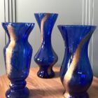 Wazon kobaltowy, szklany, wysoki, ze złotym dekorem, mix 5 sztuk Wazon kobaltowy, szklany, wysoki, ze złotym dekorem, mix 5 sztuk