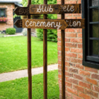 Drogowskaz ślubny, drewniany, napisany kaligrafią Drogowskaz ślubny, drewniany, napisany kaligrafią